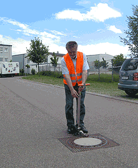 KänguruLifter® Kompakt hebt runden Schachtdeckel aus