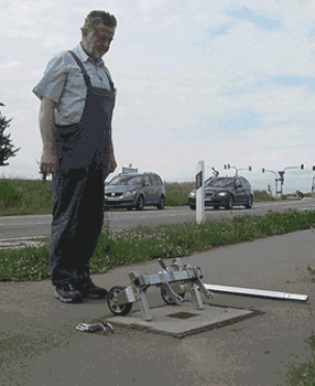 Schachtdeckelheber KänguruLifter® Tandem KänguruLifter Tandem hebt Schachtabdeckung aus